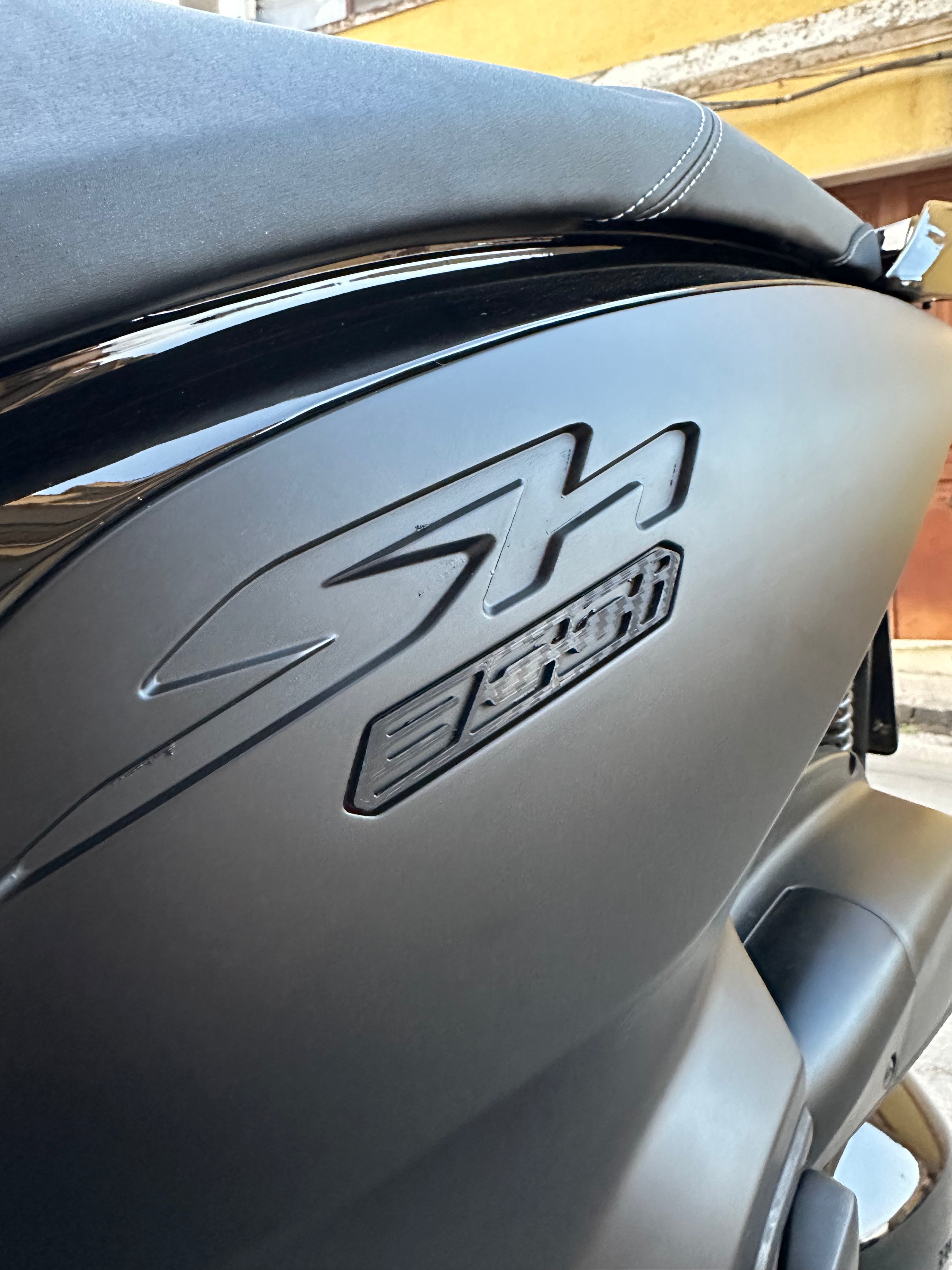 Emblema sh 300 abs effetto carbon fiber Immagine principale del prodotto